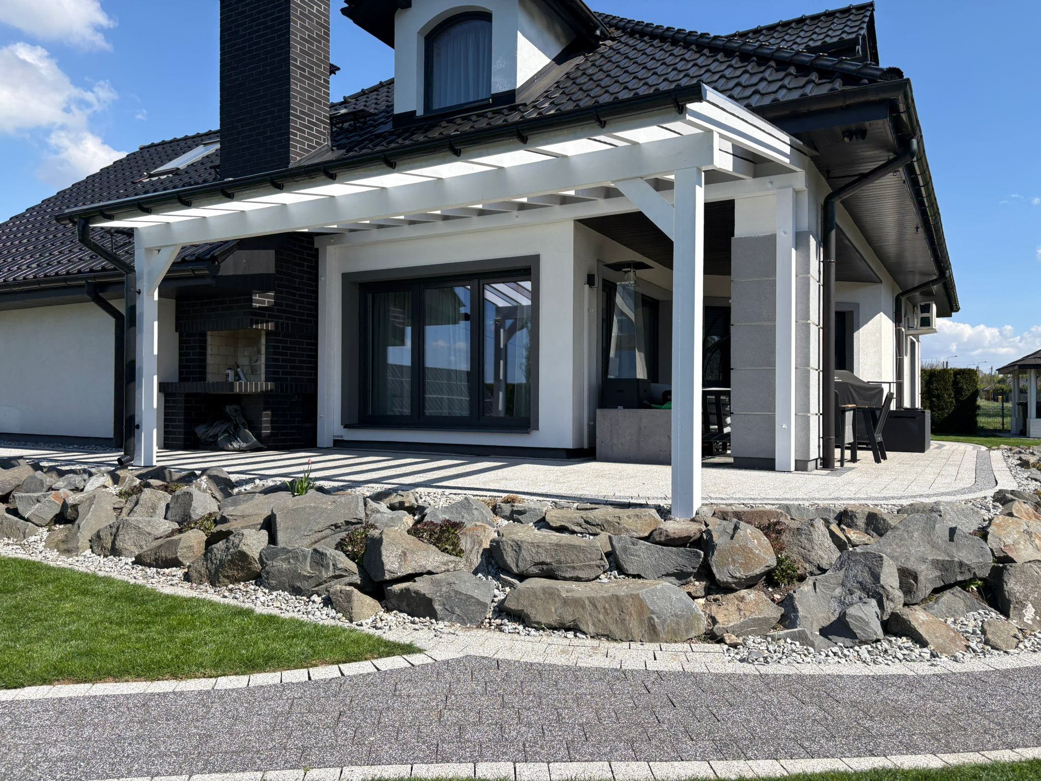Realizacja DrewMasiv — pergola przy domu