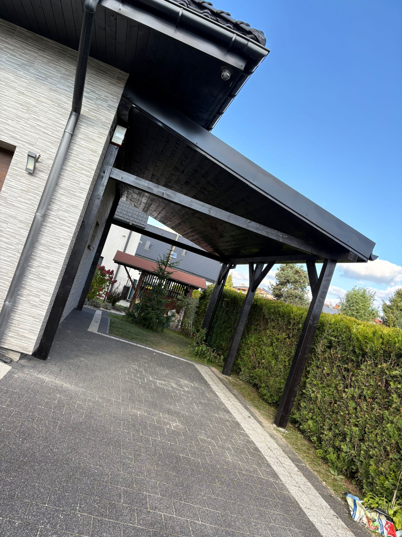 Nowoczesny carport drewniany DrewMasiv przy domu
